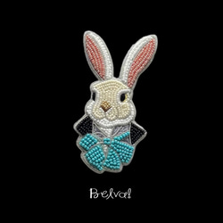 ビーズ刺繍のブローチ -紳士的なウサギ- ブローチ Belva! 通販