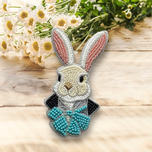 ビーズ刺繍のブローチ -紳士的なウサギ- ブローチ Belva! 通販