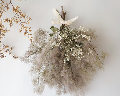 スモークツリー の大きい三日月リース　かすみ草　ドライフラワー スモークツリー の大きい三日月リース かすみ草 ドライフラワー