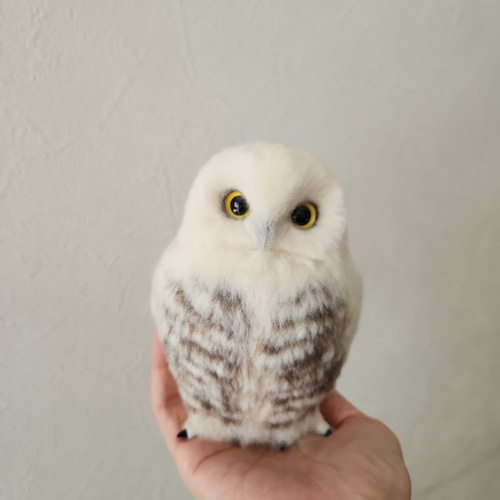 羊毛フェルト製フクロウの置物　アメリカワシミミズクホワイト19㎝ 羊毛フェルト フクロウの置物 ホワイトアメリカワシミミズク