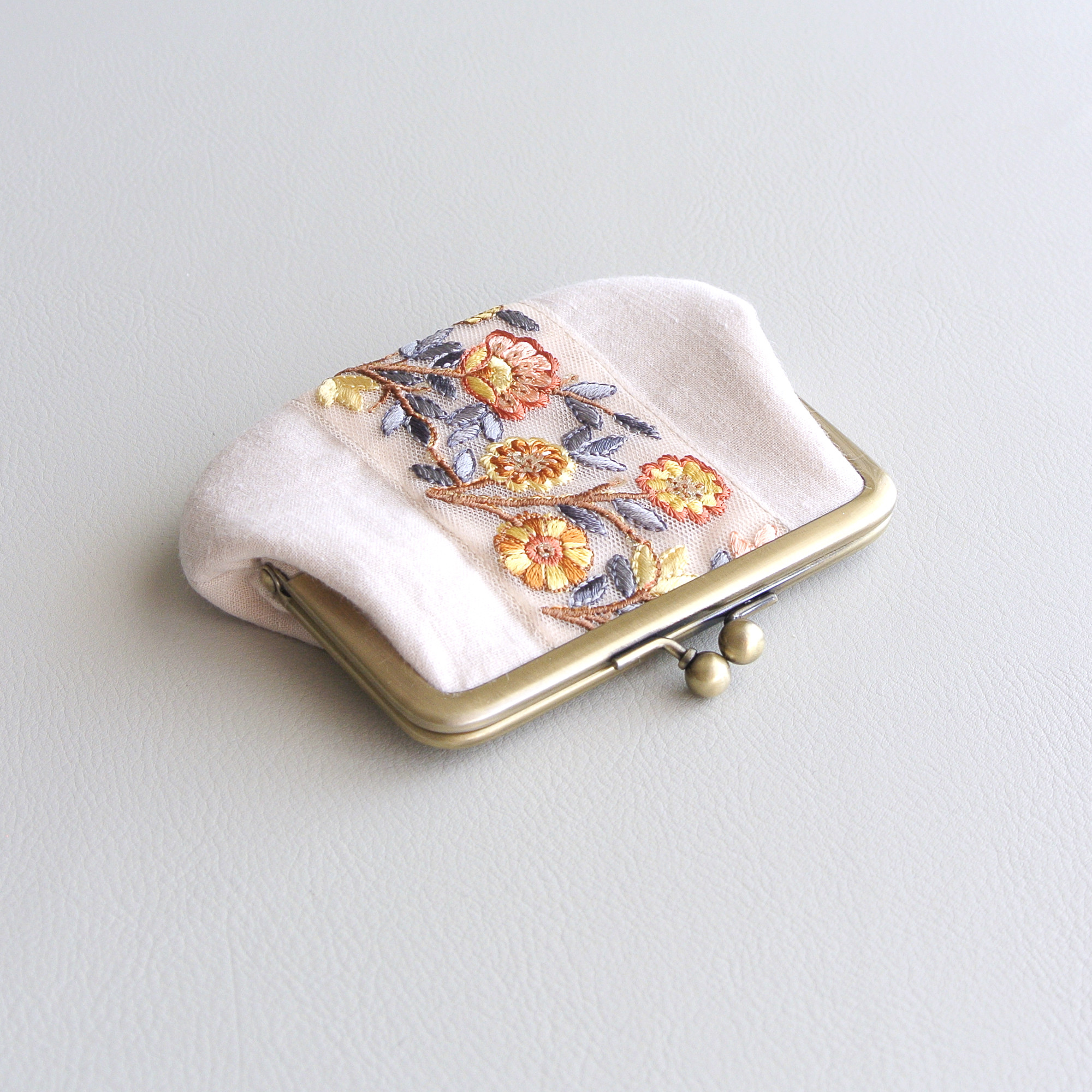ブラック地 花柄 刺繍がま口ポーチ 可愛い