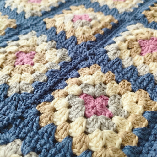 大人女子ブランケット*ロイヤルブルー／ひざ掛け／グラニースクエア