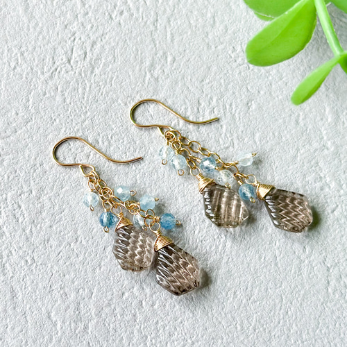 14kgf *カービングスモーキークォーツとアクアマリンの揺れるピアス