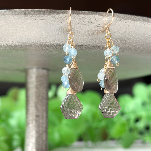 14kgf *カービングスモーキークォーツとアクアマリンの揺れるピアス