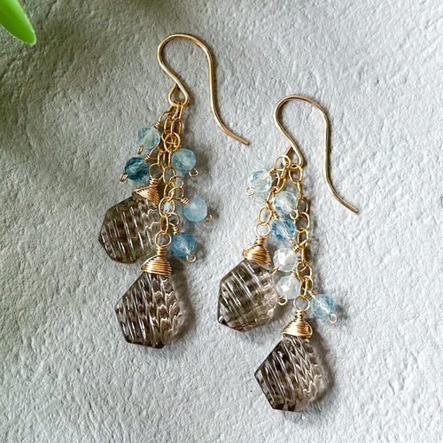 14kgf *カービングスモーキークォーツとアクアマリンの揺れるピアス