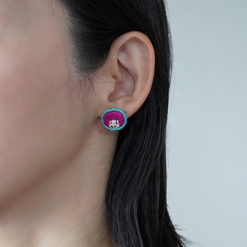 刺繍とビーズのピアス 【にっこりカラフル】スマイリー スマイル
