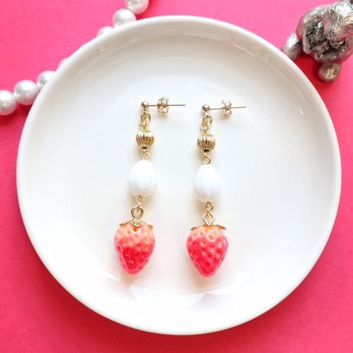 ☆❤️ 苺いちごフープピアスピアスハンドメイドスパンコール