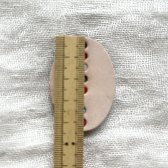 本革　レザー　パレットみたいなブローチセット　ヌメ革　ナチュラル　マルチカラー　シンプル 北欧 刺繍　ビーズ　フラワー花 3枚目の画像