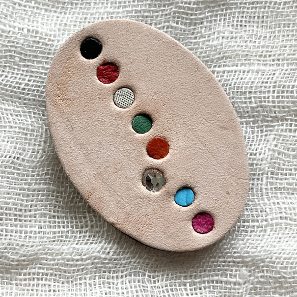本革　レザー　パレットみたいなブローチセット　ヌメ革　ナチュラル　マルチカラー　シンプル 北欧 刺繍　ビーズ　フラワー花 1枚目の画像