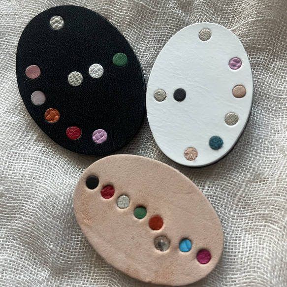 本革　レザー　パレットみたいなブローチセット　ヌメ革　ナチュラル　マルチカラー　シンプル 北欧 刺繍　ビーズ　フラワー花 5枚目の画像