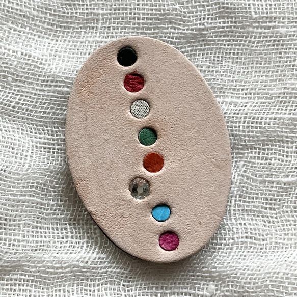 本革　レザー　パレットみたいなブローチセット　ヌメ革　ナチュラル　マルチカラー　シンプル 北欧 刺繍　ビーズ　フラワー花 2枚目の画像