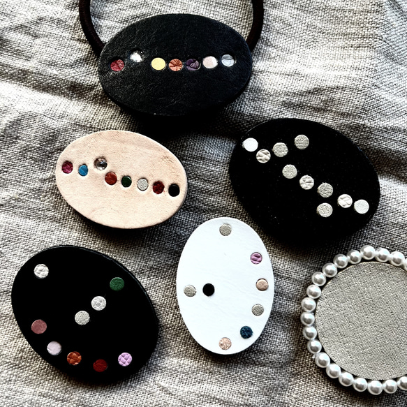 本革　レザー　パレットみたいなブローチセット　ヌメ革　ナチュラル　マルチカラー　シンプル 北欧 刺繍　ビーズ　フラワー花 6枚目の画像