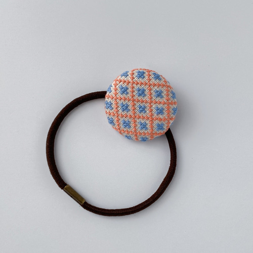 トレンドカラーのヘアゴム くるみボタンにクロスステッチ刺繍