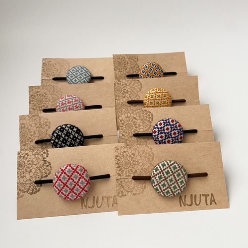 秋のトレンドカラーのヘアゴム くるみボタンにクロスステッチ刺繍