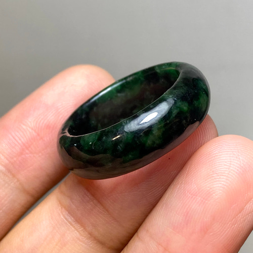 ikuミャンマー産 天然本翡翠（A貨） ラベンダー色 くり抜きリング　4号 天然ミャンマー産A貨翡翠 ラベンダー色リング 希少品❣️コレクション