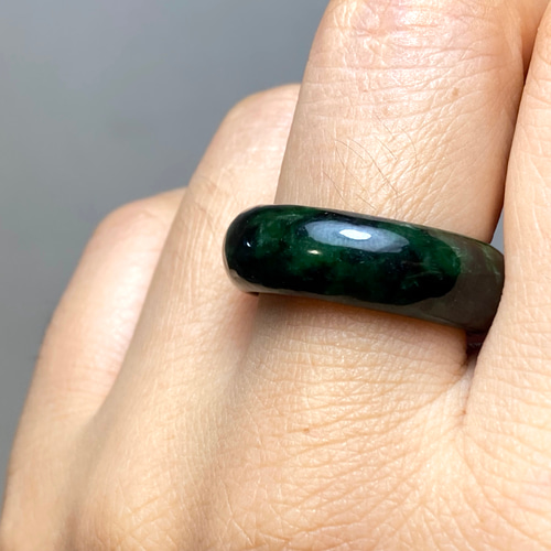 L7-58 一点物 墨緑色 19.5号 ミャンマー産天然 A貨 本翡翠 くりぬき