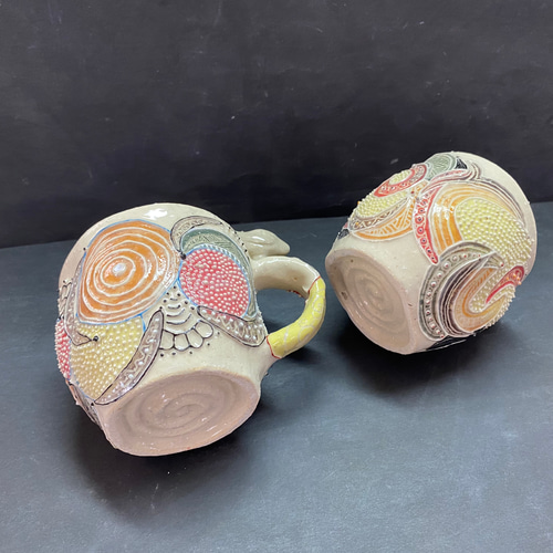 陶芸イッチン色絵マグカップ マグカップ mube・ceramic・studio 通販
