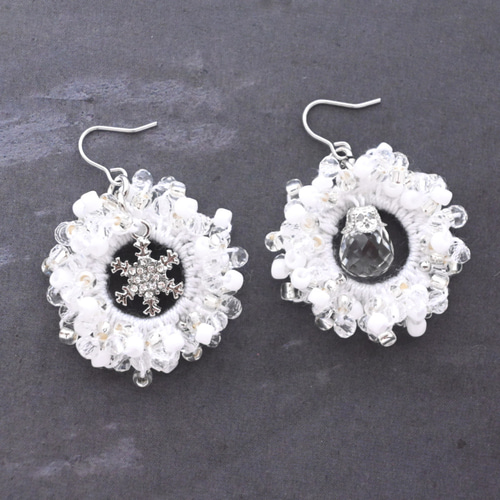 超早割✨雪の結晶 アシンメトリー＊ビーズ《ピアス/イヤリング》両耳  