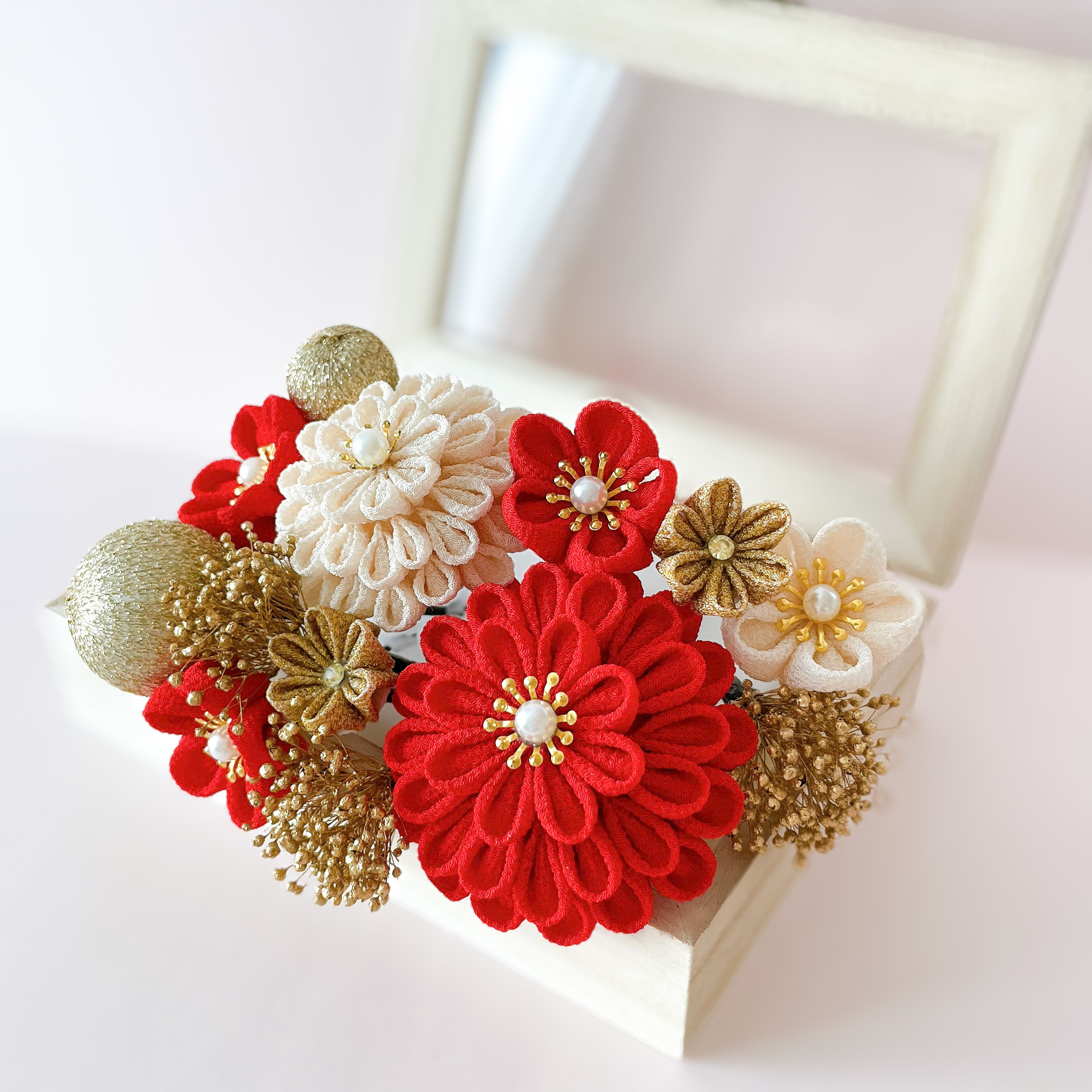 成人式髪飾り　一際美しく　赤×ゴールド　|  ヘアアクセサリー つまみ細工 振袖 袴 卒業式　結婚式 ウェディング 和装