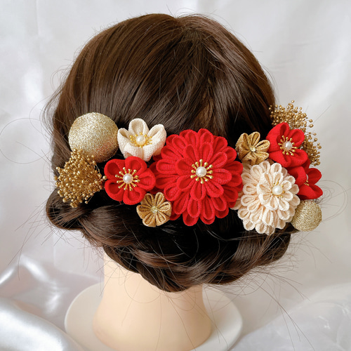 成人式 髪飾り 一際美しく 赤とゴールドのヘアアクセサリー つまみ細工