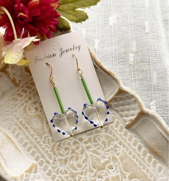 ▫️ハートのランプワークビーズ 個性的ピアス ▫️ ピアス（フック  