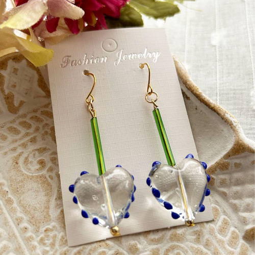 ▫️ハートのランプワークビーズ 個性的ピアス ▫️ ピアス（フック  