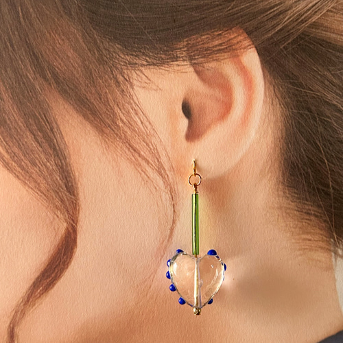 ▫️ハートのランプワークビーズ 個性的ピアス ▫️ ピアス（フック  