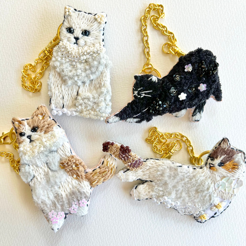 ねこ しろ猫 ビーズ 刺繍 猫ブローチ✨ ハンドメイド プレゼントに 