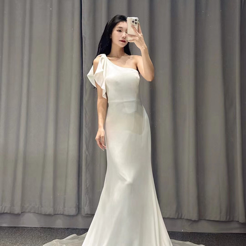 ホワイトワンショルダー　ウェディングドレス　マーメイド　前撮り 二次会 見逃さないで！マットグレープ生地 ホワイト ワンショルダー