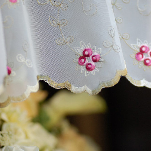 2枚組＞カフェカーテン花刺繍が美しいちょっとレトロな感覚