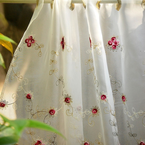 2枚組＞カフェカーテン花刺繍が美しいちょっとレトロな感覚