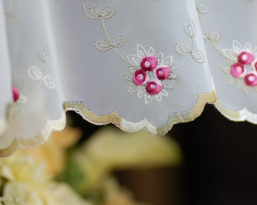 カフェカーテン花刺繍が美しいちょっとレトロな感覚。「エリーゼ150