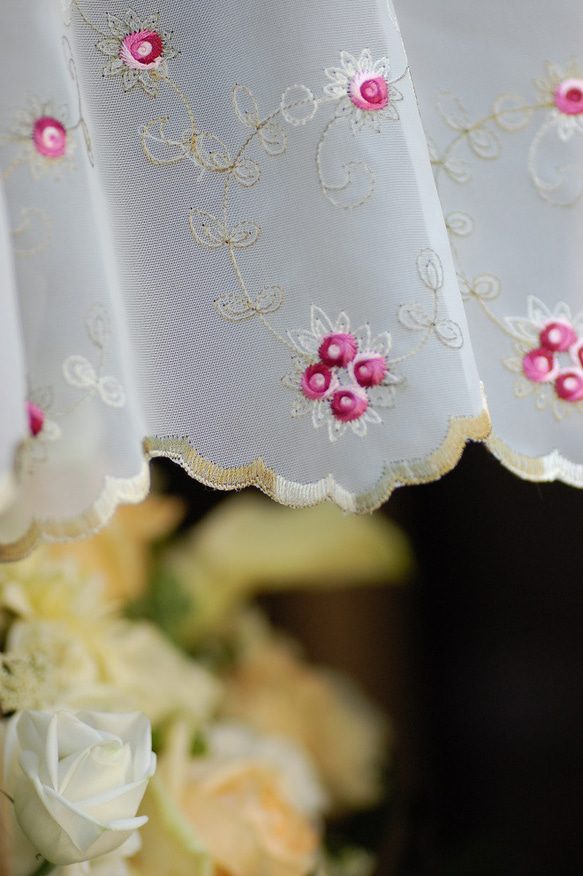 カフェカーテン花刺繍が美しいちょっとレトロな感覚。「エリーゼ150