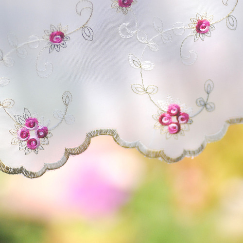 カフェカーテン花刺繍が美しいちょっとレトロな感覚。「エリーゼ150