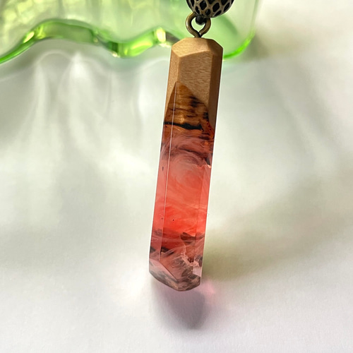 ハンドメイド 赤のレジンと木のコラボペンダント ネックレスプレゼント