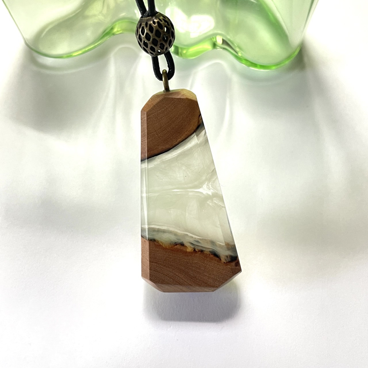 小豆島産オリーブの木を使った、ウッドレジンペンダント