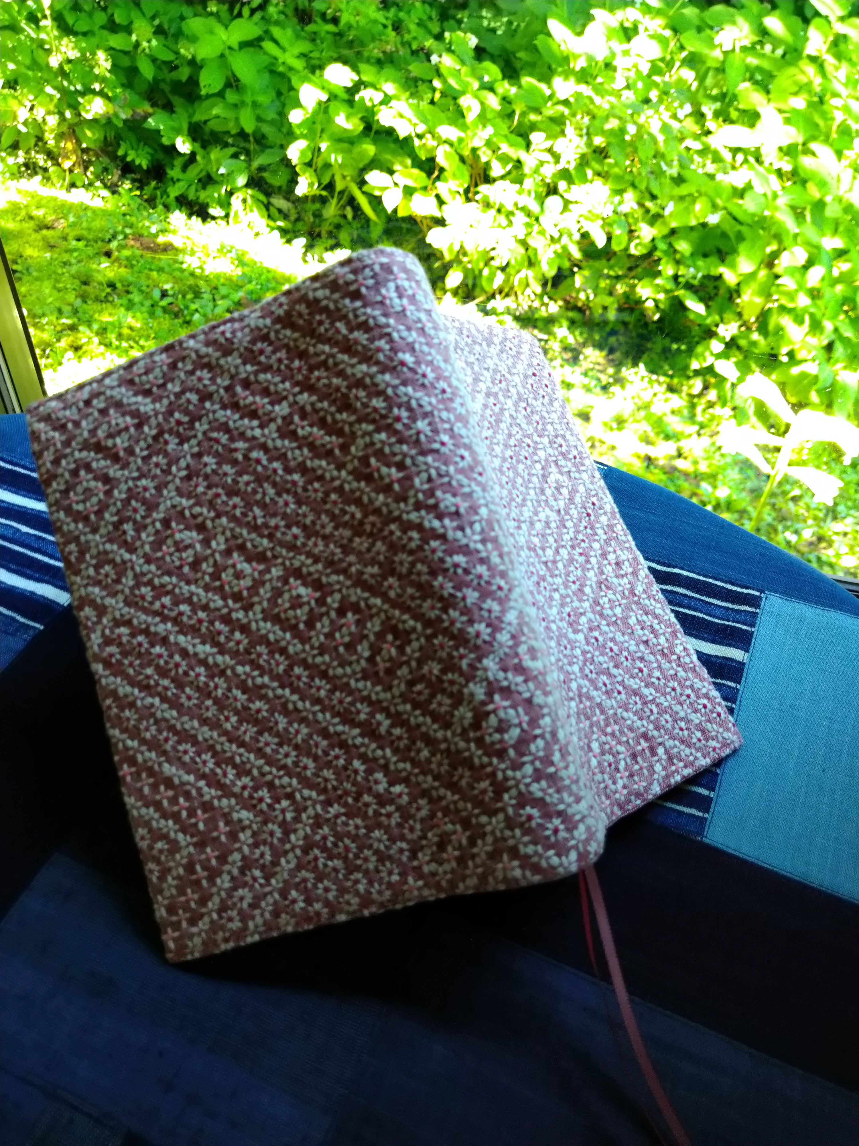 ブックカバー（文庫)　　刺し子　昔の土佐紬　花刺しアレンジ