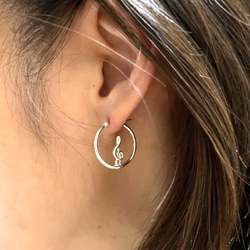 【受注制作】音楽記号フープピアス《シングル》（右耳用） 5枚目の画像