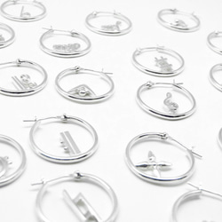 【受注制作】音楽記号フープピアス《シングル》（右耳用） 1枚目の画像