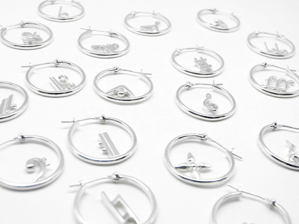 【受注制作】音楽記号フープピアス《シングル》（右耳用） 1枚目の画像