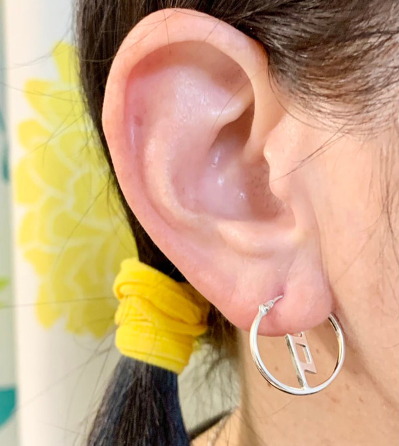 【受注制作】音楽記号フープピアス《シングル》（右耳用） 4枚目の画像