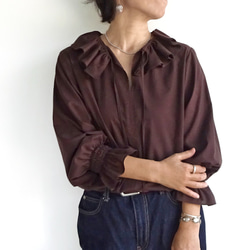 「ワケありな逸品H-1」ダブルラッフルカラーブラウス（ブラウン） 5枚目の画像