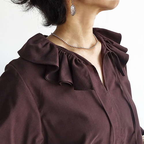 ワケありな逸品H-1」ダブルラッフルカラーブラウス（ブラウン