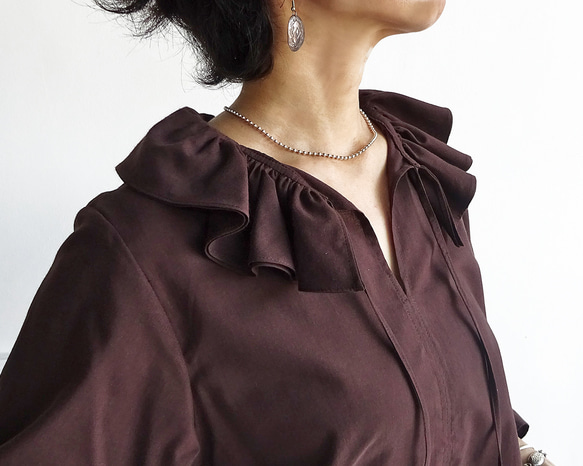 「ワケありな逸品H-1」ダブルラッフルカラーブラウス（ブラウン） 3枚目の画像