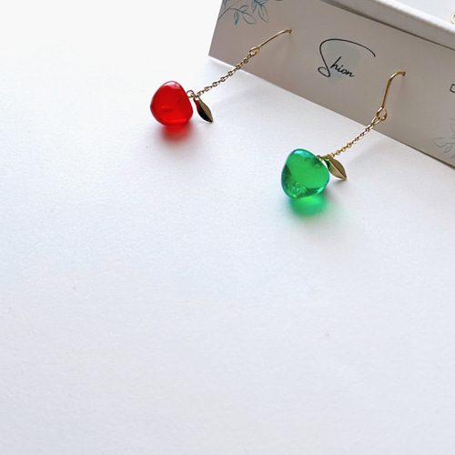 りんごピアス／イヤリング ピアス（フック・チェーン） ハンドメイド
