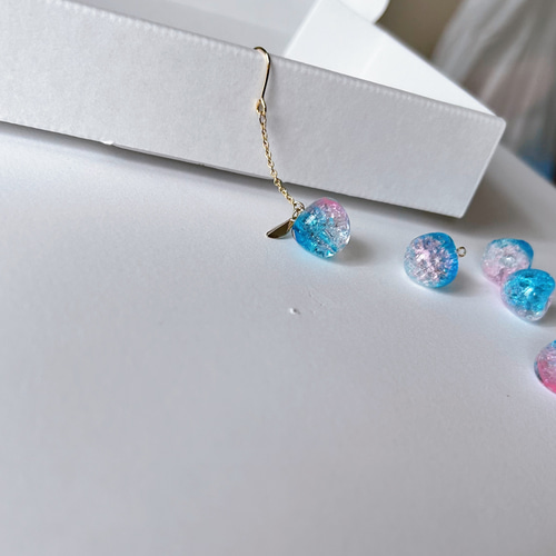 りんごピアス／イヤリング ピアス（フック・チェーン） ハンドメイド