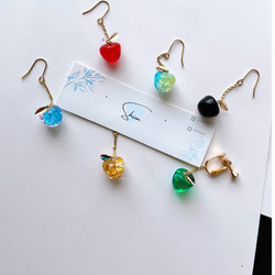 りんごピアス／イヤリング ピアス（フック・チェーン） ハンドメイド
