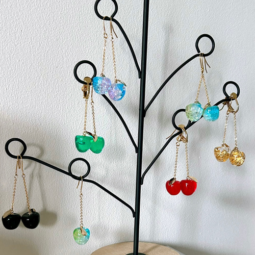 りんごピアス／イヤリング ピアス（フック・チェーン） ハンドメイド