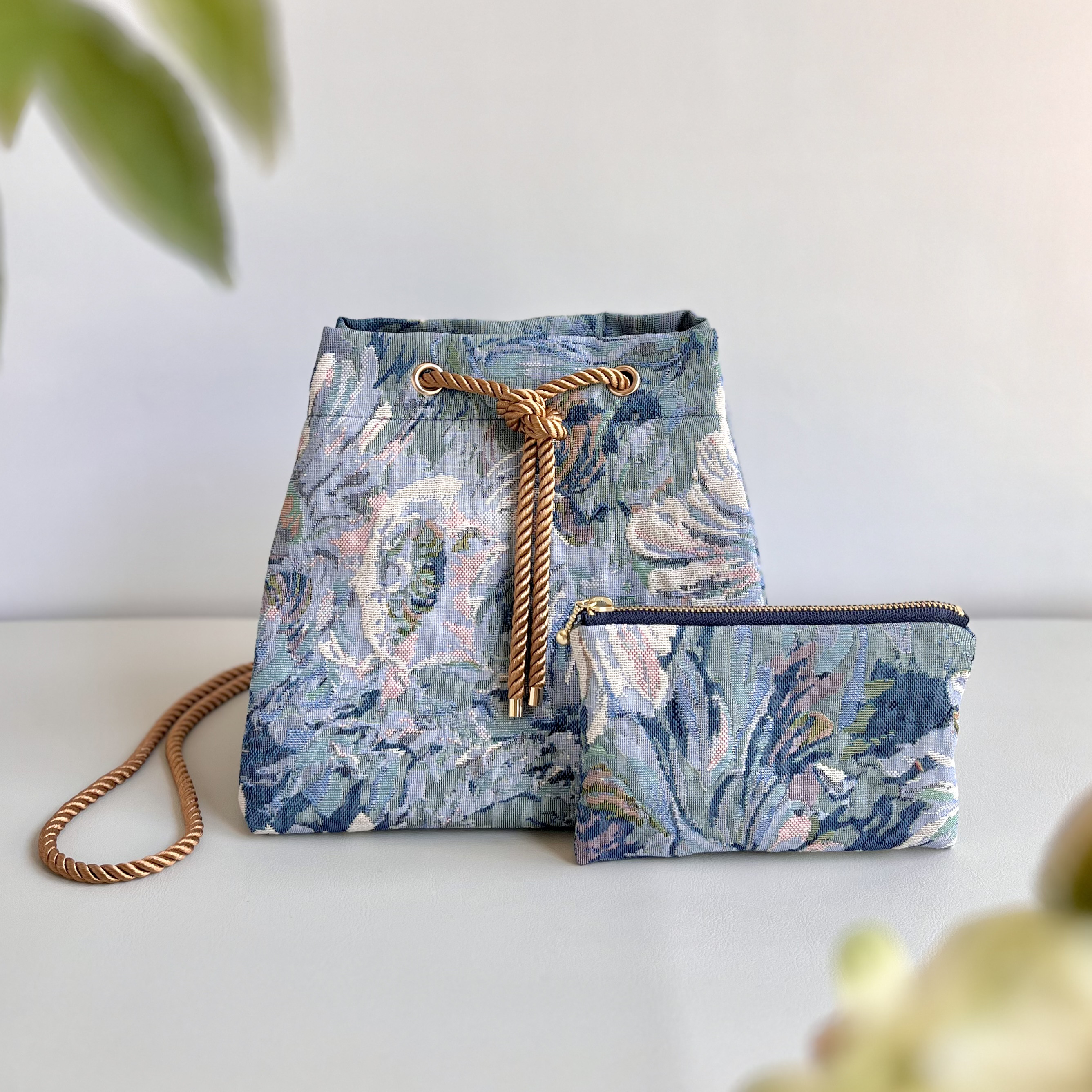 長財布も入る◇ゴブラン織ホワイトガーデン柄の巾着バッグMサイズ＆ポーチセット 　全品ラッピング無料
