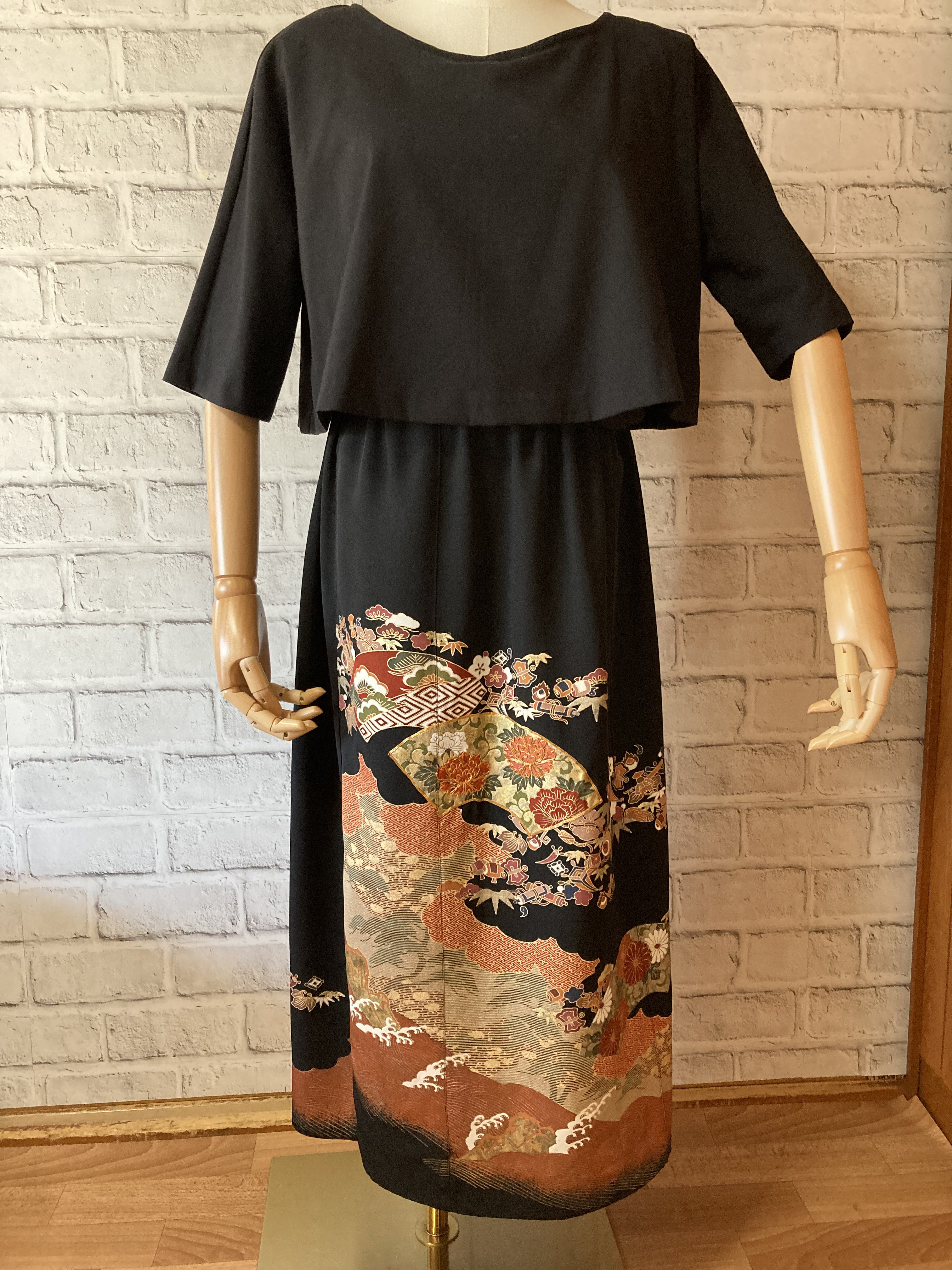 宝尽くし柄　黒留袖リメイク　絹　ワンプリーツスカート